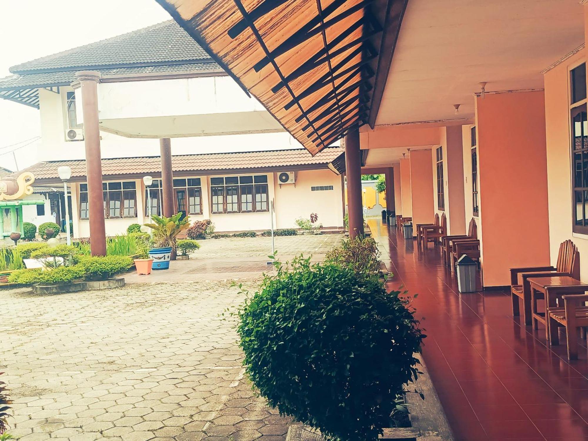 Hotel Wijaya Purwokerto Exteriör bild