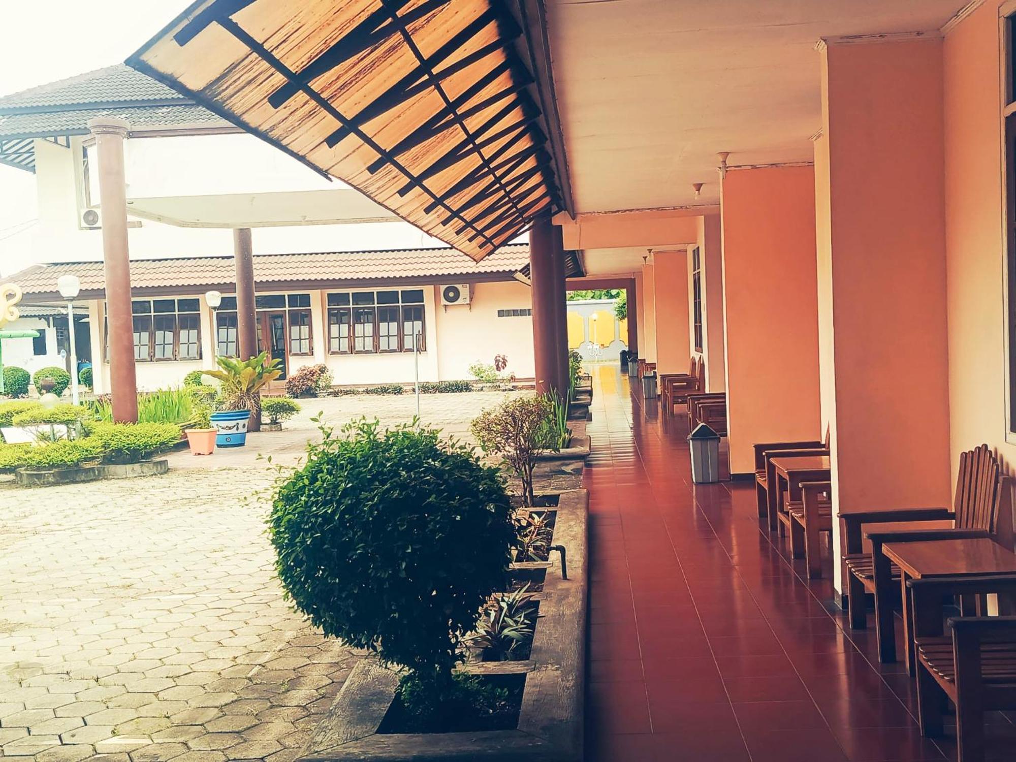 Hotel Wijaya Purwokerto Exteriör bild